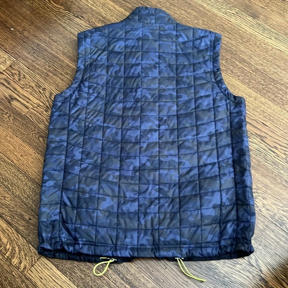 Allen Edmonds Men’s Lightweight Quilted Insulated Vest - Picture 6 of 6